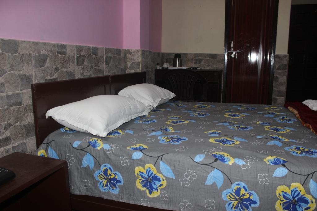 Hotel Kanishka Varanasi Zimmer foto
